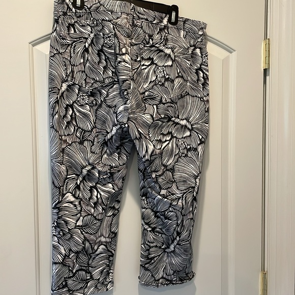 NYDJ Curves 5 pocket capris in black and white jungle print. Stretchy. - Picture 3 of 3